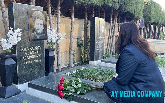 İsrailli nazir Bakıda Aqarunovun məzarını ziyarət etdi