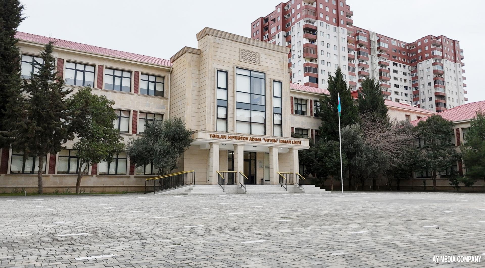 Prezident İlham Əliyev “Vətən” İdman Liseyində aparılmış yenidənqurma işlərindən sonra yaradılan şəraitlə tanış olub