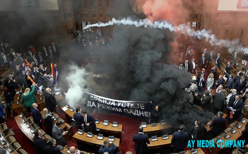 Müxalifət Serbiya parlamentində insident törədib, üç deputat yaralanıb