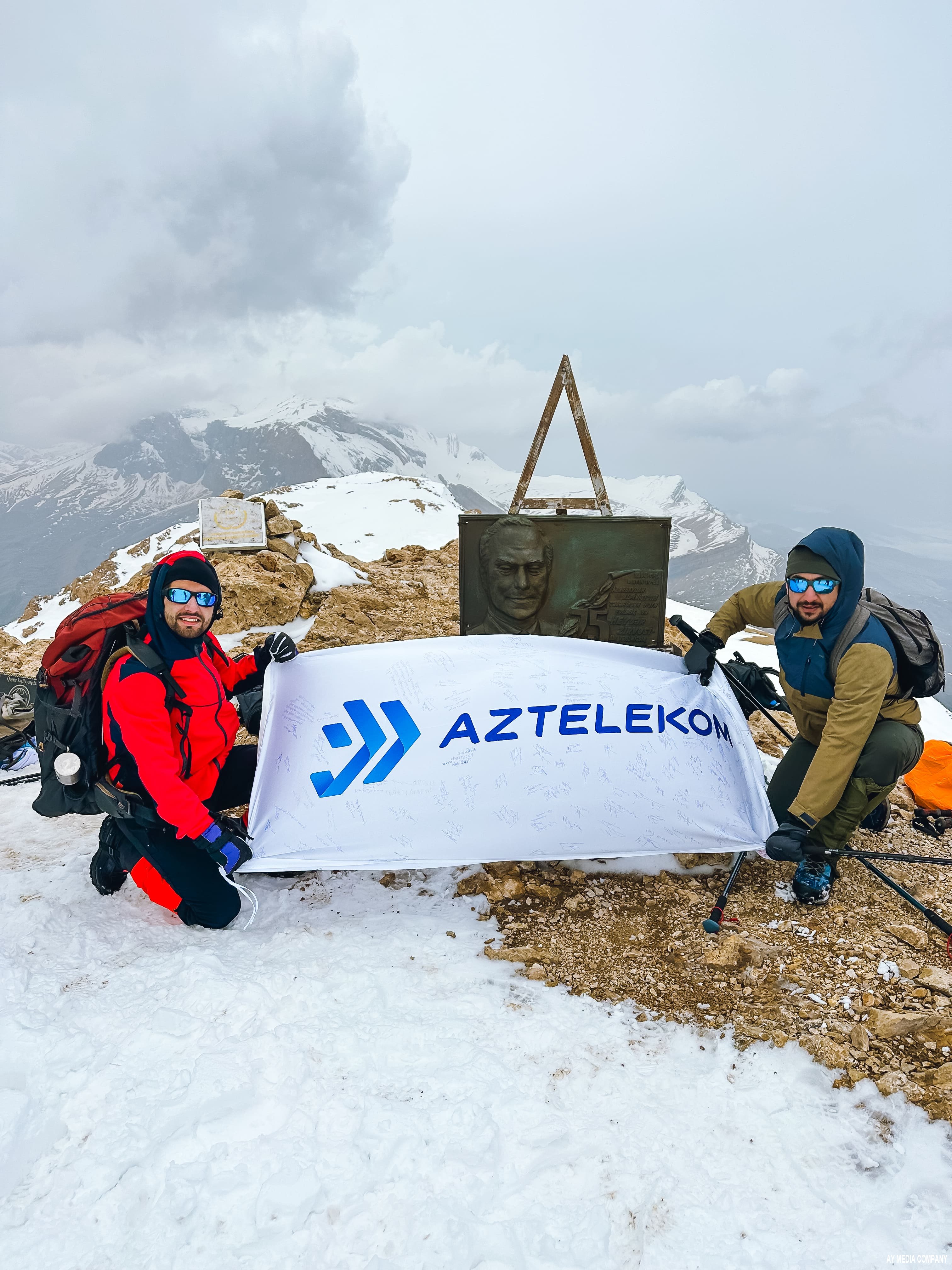 “Aztelekom” bayrağı Heydər Əliyev zirvəsində dalğalandı